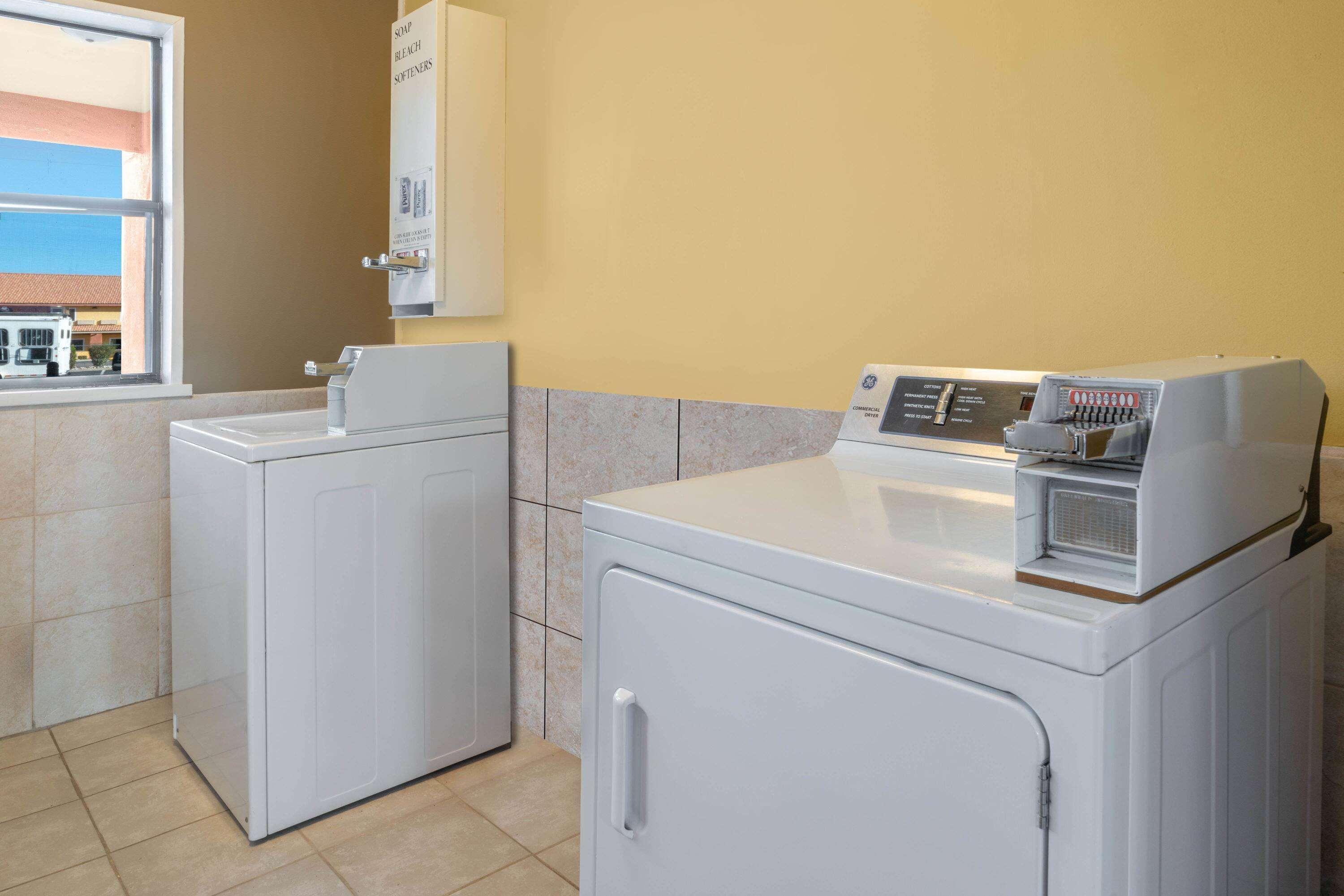 Days Inn By Wyndham Grants Εξωτερικό φωτογραφία